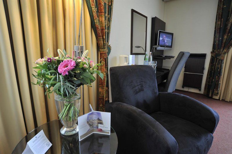Hotel De Blaauwe Leeuw แตร์นอยเชิน ภายนอก รูปภาพ